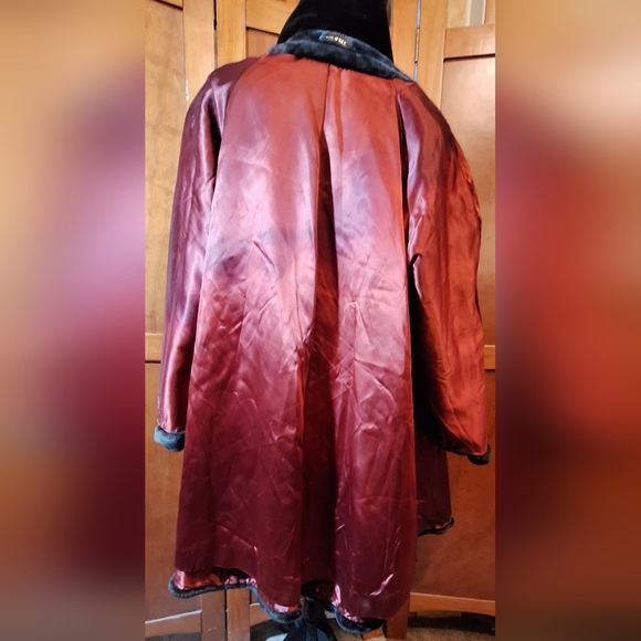 Vintage FAUX FUR coat Size 36" long, 28" pit-to-pit - Picture 11 of 15